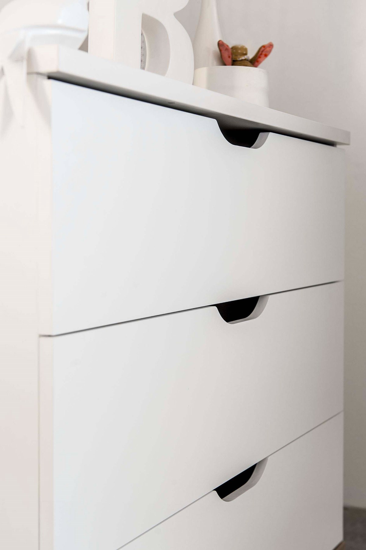 Commode-3-tiroirs-Lilo-decor-blanc-pieds-bois-95cm-P1Z.160-G70-détail01-Gautier