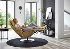 Fauteuil-relax-HU-EC19030-EC02-Ergocomfort-large-B-SH49-ST54-V6-Vivre-kurkuma-side-woman-Hukla