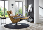 Fauteuil-relax-HU-EC19030-EC02-Ergocomfort-large-B-SH49-ST54-V6-Vivre-kurkuma-side-woman-seat-Hukla