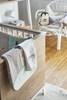 Lit-bebe-Marcel-decor-chene-blond-blanc-detail01-Gautier