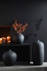 Vase-rond-15324-ciment-noir-02-Jolipa
