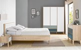 Chambre-a-coucher-jeune-Larvik-decor-chene-clair-blanc-bleu-armoire-153cm-lit-90x200cm-chevet-blanc-Gautier