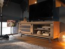 Meuble-tv-1-porte-coulissante-2-niches-Passerelle-decor-chene-vintage-metal-gris-eiffel-165cm-Artcopie