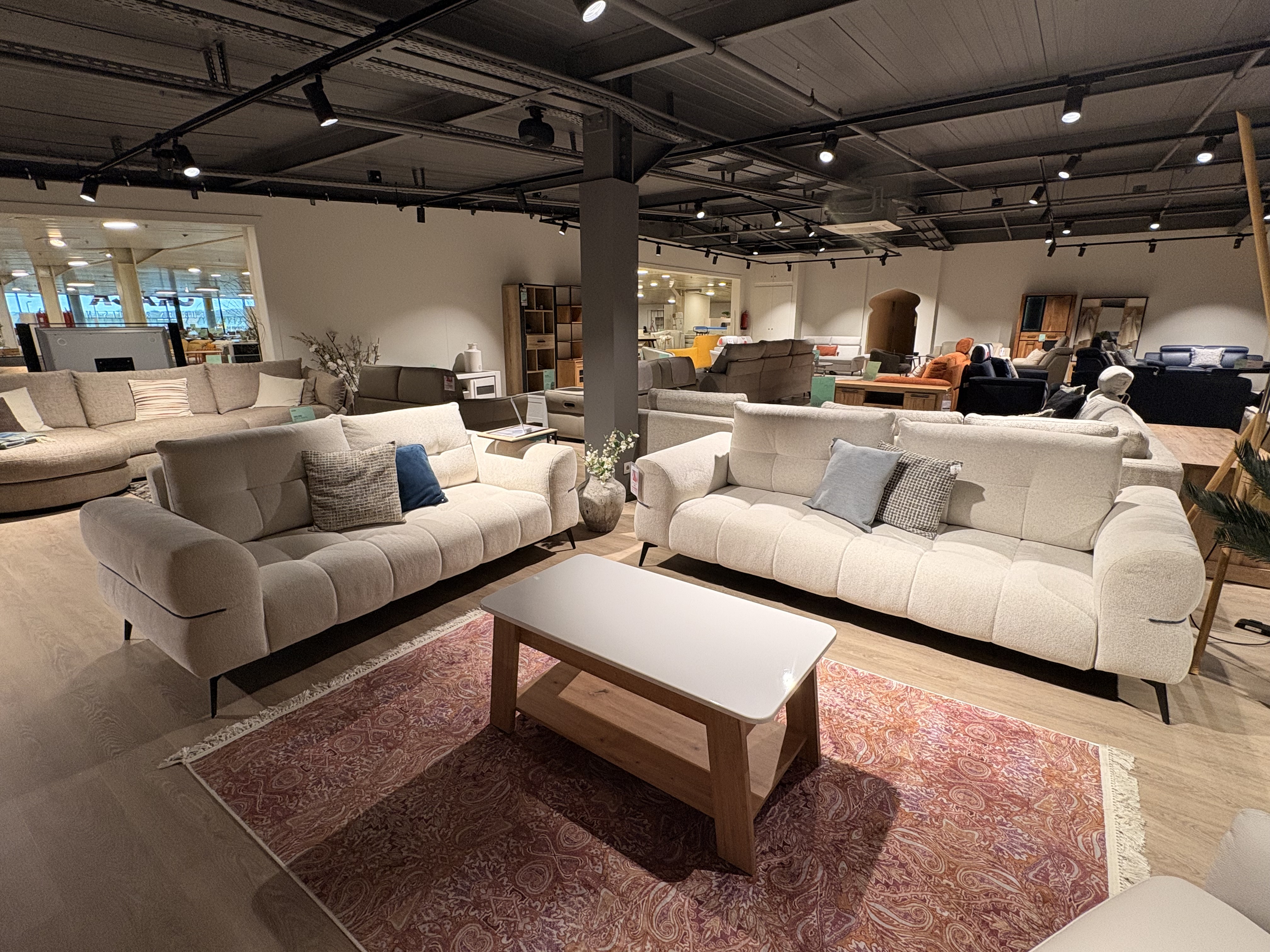 OUTLET-BERTRIX-P052-2026-10-GENY-SALON.jpeg