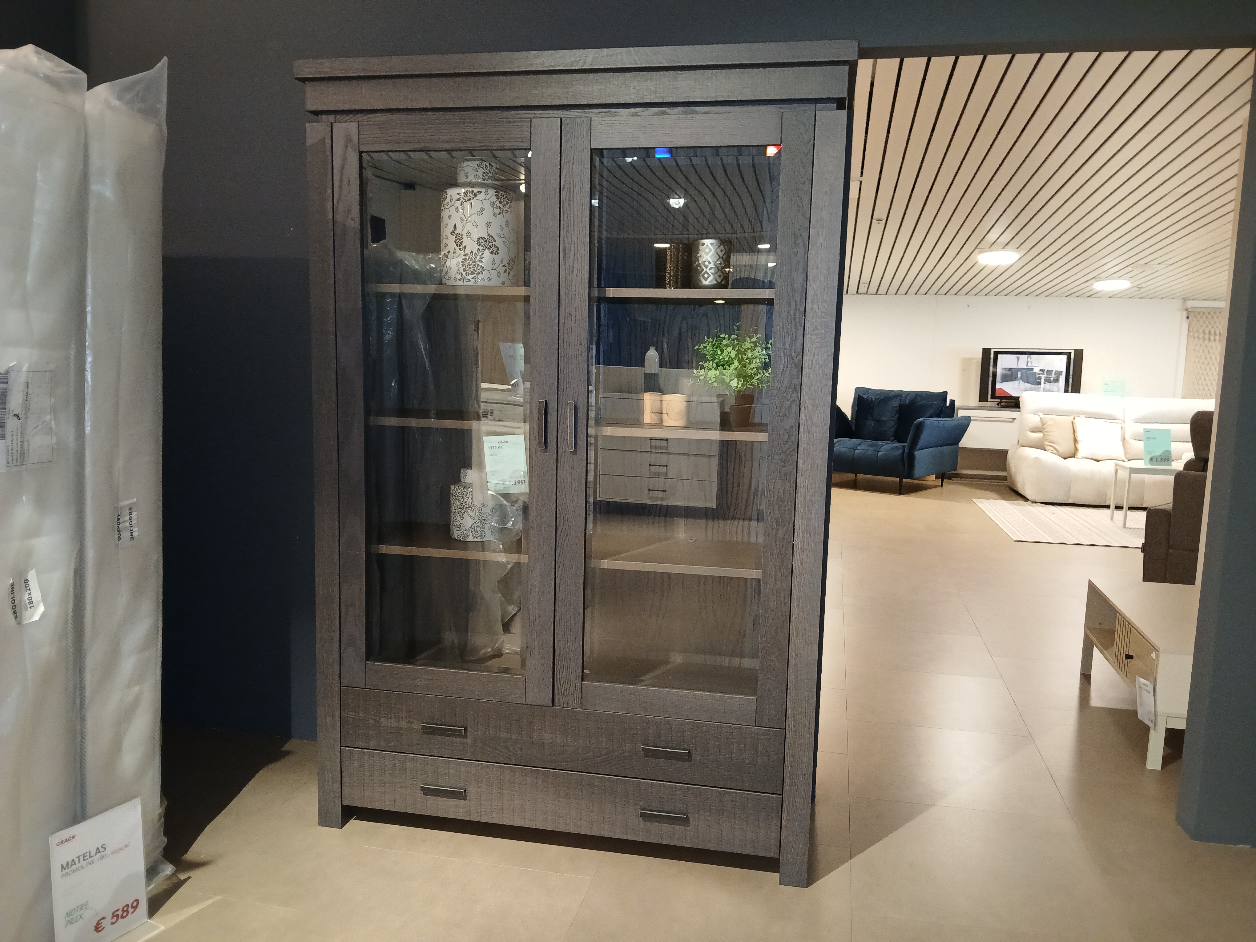 OUTLET-BERTRIX-T007-2025-10-KAPRUN-VITRINE.jpg