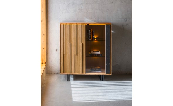 Petite-vitrine-Everest-chene-dore-ceramique-keyla-fer-gris-graphite-ambi-01-Zagas