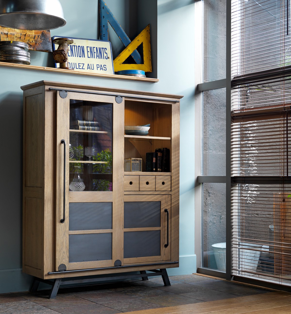 Vitrine-2-portes-coulissantes-1-tiroir-1-niche-Passerelle-decor-chene-vintage-metal-gris-eiffel-140cm-Artcopie