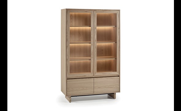 Vitrine-Nubi-2portes-vitrées-2tiroirs-mountain-ash-De-Eiken-Zetel-01